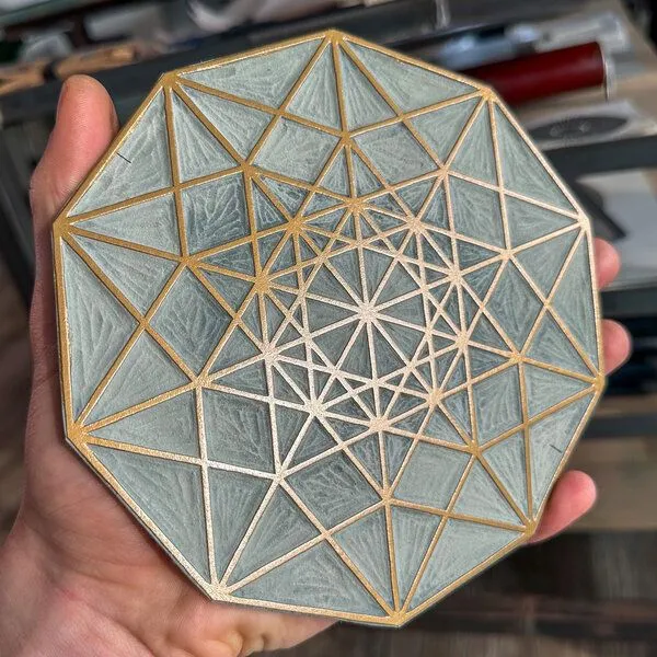 Veskor Cassiopeia Veskor Cassiopeia PENTERAKT HYPERCUBE Heilige Geometrie Linoldruck | 22 × 22 cm | Gold auf Schwarz – Produktbild 2 von 4