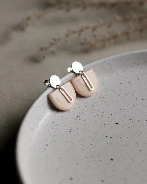 lille mus lille mus Ohrstecker 'Halbkreis Oval' aus Porzellan und 925 Silber, Apricot, – Produktbild 2 von 6