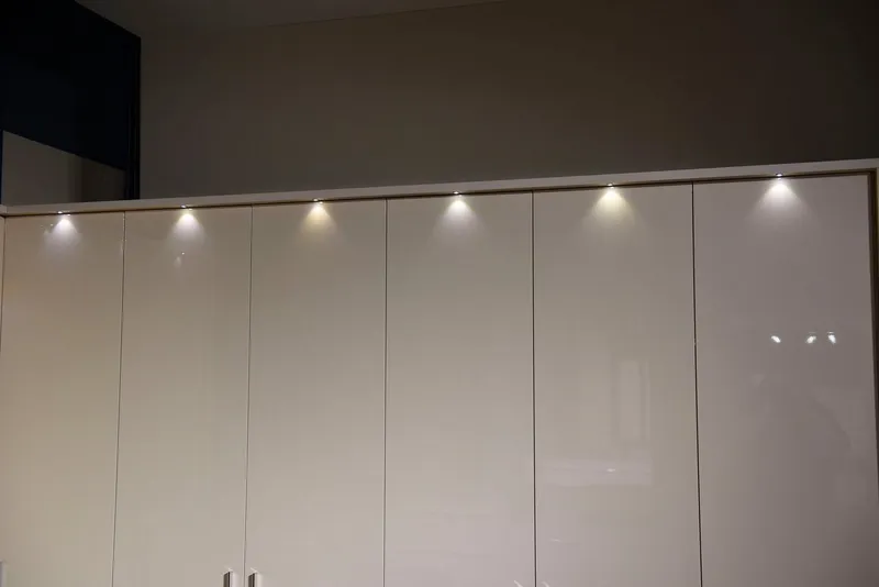 OTTO home Drehtürenschrank Piano, inklusive Rahmen und Beleuchtung, soft-close-Funktion (277 oder 322cm breit, 226cm hoch, mit 4 Schubladen) UV lackiert, hochglänzend weiß oder beige, FSC-zertifiziert, Beige|grau, – Produktbild 4 von 7