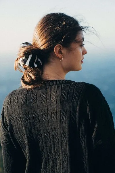 Kopyto Kopyto ORYX RWS – leichter Oversize-Pullover im Zopfmuster aus Merinowolle und Baumwolle, Schwarz, – Produktbild 3 von 4
