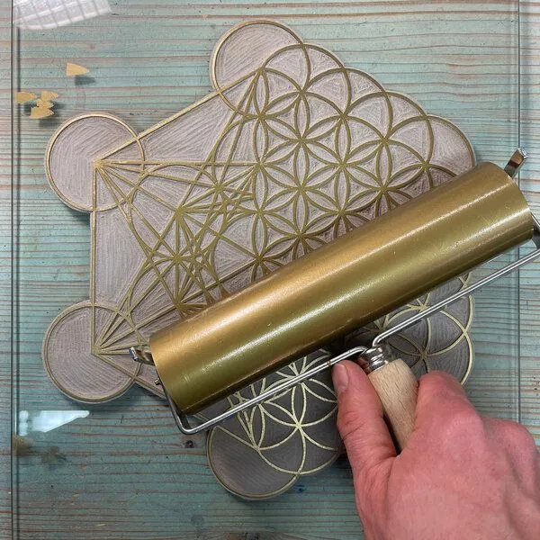 Veskor Cassiopeia Veskor Cassiopeia METAFLOWER Heilige Geometrie Linoldruck | 35 × 35 cm | Gold auf Schwarz – Produktbild 3 von 4
