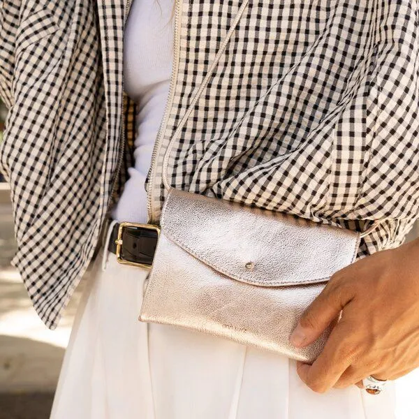 ann kurz Mini Cute Clutch – kleine Clutch aus Metallic-Leder, Metallic platin, – Produktbild 4 von 4