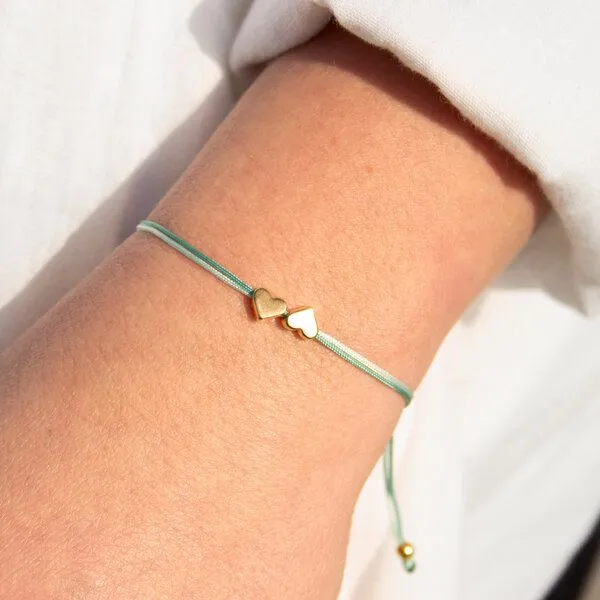 Bow & Hummingbird Bow & Hummingbird Armband auf Karte - Zwei Herzen- Wir Zwei sind ein gutes Team, Salbei, – Produktbild 3 von 4
