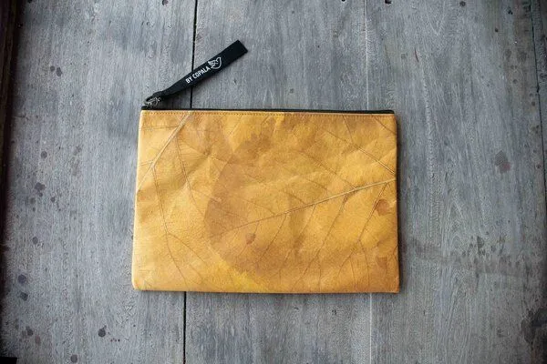 BY COPALA BY COPALA 15–16 Zoll Laptoptasche aus Teak-Blattleder in gelb – Produktbild 2 von 8