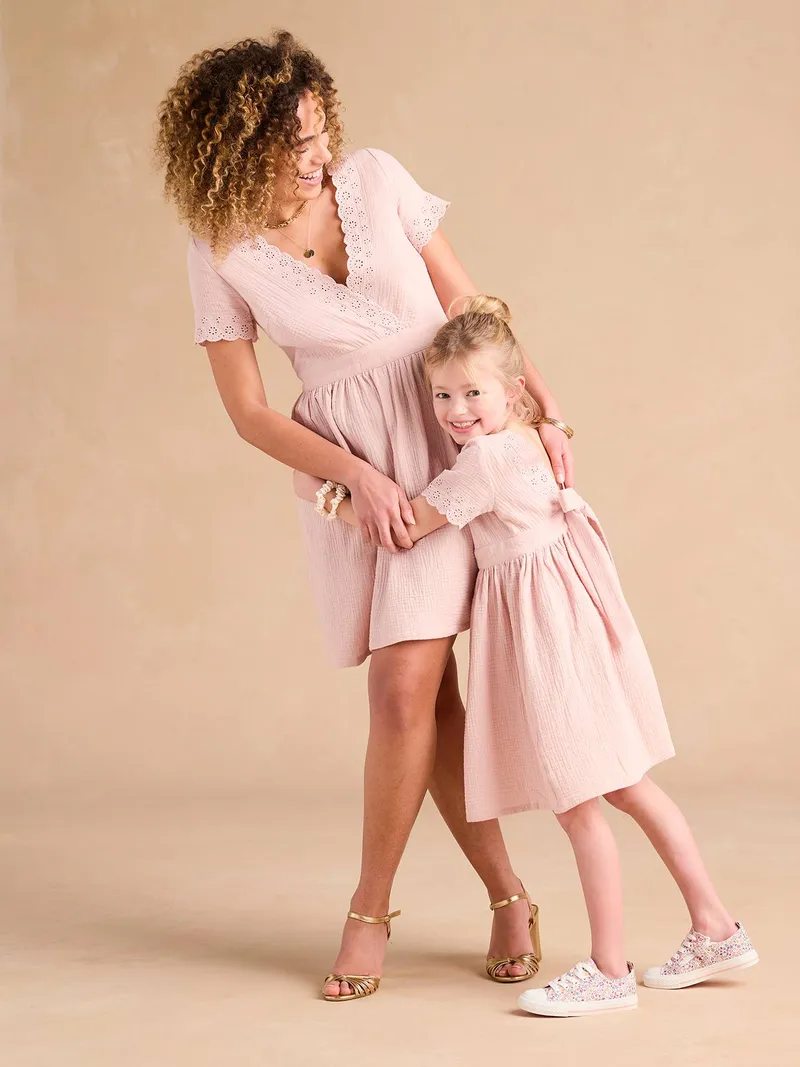 Envie De Fraise Damen Festkleid ENVIE DE FRAISE Mama-Tochter-Capsule pudrig, Pudrig rosa, – Produktbild 1 von 4