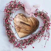 NATUREHOME NATUREHOME Olivenholz Herz Handschmeichler - Holzherz 10 cm aus Massivholz, Handgefertigt, Unikat, Deko & Geschenk zu Muttertag, Valentinstag & Weihnachten – Produktbild 3 von 7