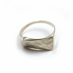 pakilia pakilia Ring "Rectangular martillado" – Produktbild 1 von 1