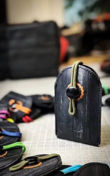ARTHURKOPF ARTHURKOPF Upcycling Schlüsseletui Fahrradschlauch, Schlüsselglocke, Grün (hell), – Produktbild 2 von 4