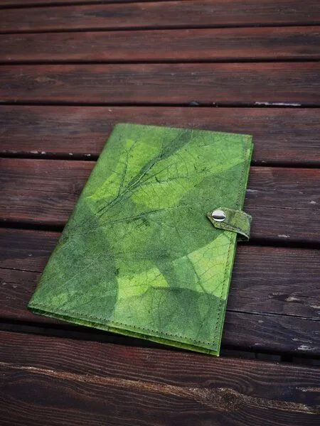 BY COPALA BY COPALA Notizbuch A5 unliniert, Nachhaltiges Journal aus echten Blättern, Tagebuch Blanko, Eco Friendly Sketchbook in grün, Geschenk für Sie & Ihn, Grün, – Produktbild 3 von 4
