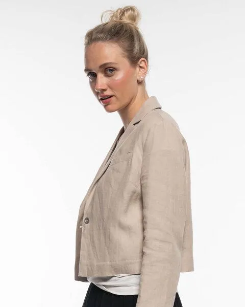 Alma & Lovis Alma & Lovis Trendiger Short Blazer aus reinem Leinen | Leinen Blazer, Humus (natur), – Produktbild 4 von 4