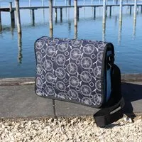 Schönes aus Indochina Schönes aus Indochina Upcycling Umschlagtasche Größe L vegan aus Stoffrestbeständen, Blau, – Produktbild 1 von 1