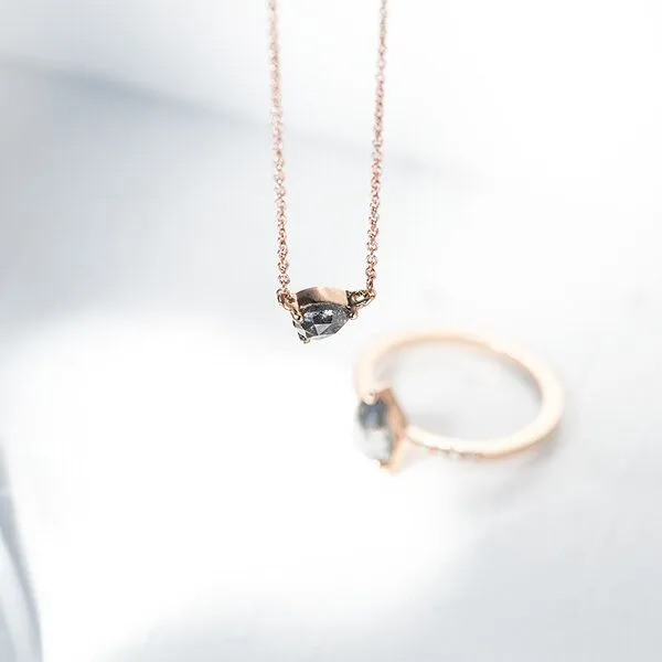 Eppi Eppi Halskette mit Salt and Pepper Diamant in Birnenform Maliah, Gelb, – Produktbild 3 von 4