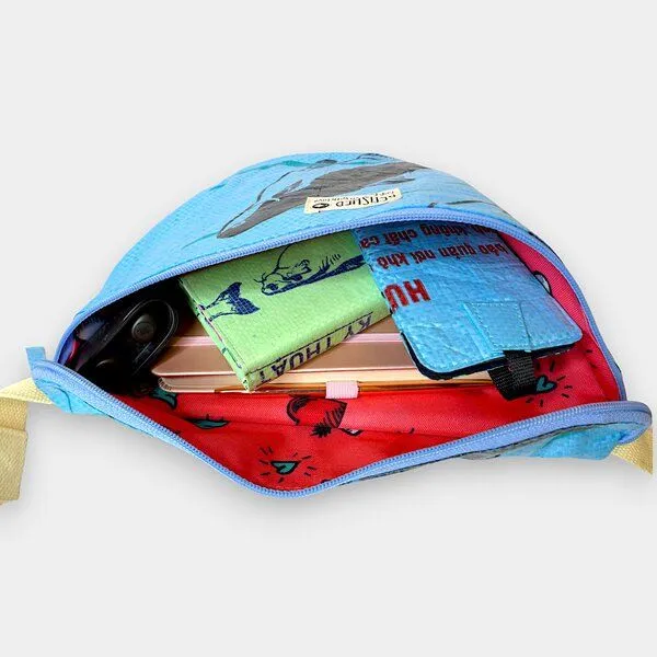 REFISHED fair fashion REFISHED fair fashion BUM BAG XL spezieller Gurt | Upcycelte Bauchtasche, #fish hellblau, – Produktbild 2 von 4