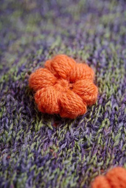 KnitToChange KnitToChange Handgestrickte Weste mit 3D-Blüten und seitlicher Bindung – Produktbild 1 von 4