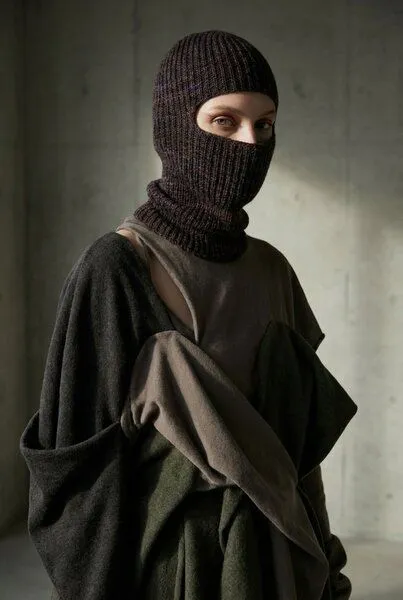 KnitToChange KnitToChange Handgestrickte Balaclava aus weichem Effektgarn – verschiedene Farben, Waldbeere, – Produktbild 3 von 4