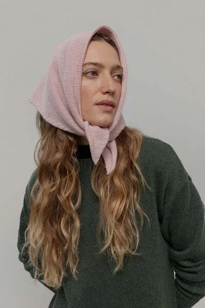 Rifò - Circular Fashion Made in Italy Rifò - Circular Fashion Made in Italy gestricktes Bandana/ Dreieckstuch Masha aus Recycelter Kaschmirwolle, Rosa, – Produktbild 2 von 4