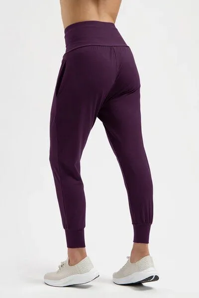 Urban Goddess Urban Goddess Bhumi Loose Fit Yoga Hose, Bloom (lila), – Produktbild 3 von 4