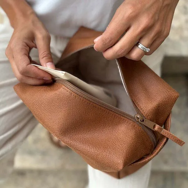BOWLEANIES TASCHEN BOWLEANIES TASCHEN Kulturbeutel aus Lederfaserstoff, Cognac braun, – Produktbild 3 von 4
