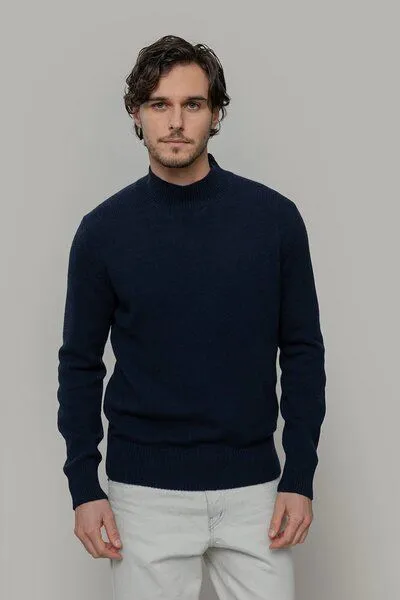 Rifò - Circular Fashion Made in Italy Rifò - Circular Fashion Made in Italy Stehkragenpullover aus recycteltem Kaschmir Modell: Clemente, Blau (blue mora), – Produktbild 1 von 4