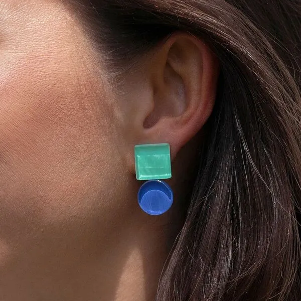 ALEXASCHA ALEXASCHA Geometrische Statement Ohrringe aus Glas | Bauhaus Design | 16 Farbkombinationen, Mint & blau, – Produktbild 3 von 4