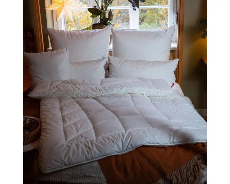 Paradies Paradies Kunstfaserbettdecke Runa, Füllung: 100% Polyester, Bezug: 100% Baumwolle, extra voluminöse, kuschelige & warme Winterdecke, vegane Daunendecke, Weiß, – Produktbild 3 von 5