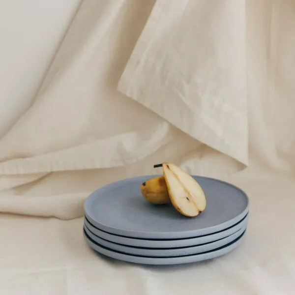 NAKOA NAKOA Dessertteller Keramik 4er Set | Handgefertigtes Steingut Geschirrset | Langlebig & Spülmaschinenfest | Mikrowellengeeignet | Hochwertige große Teller | Modernes Design | 22,5 x 2,5cm, Into the sea (blau), – Produktbild 2 von 4