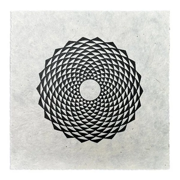 Veskor Cassiopeia Veskor Cassiopeia ETERNA FLORO Heilige Geometrie Linoldruck | 21 × 21 cm | Schwarz auf Naturweiß – Produktbild 1 von 4