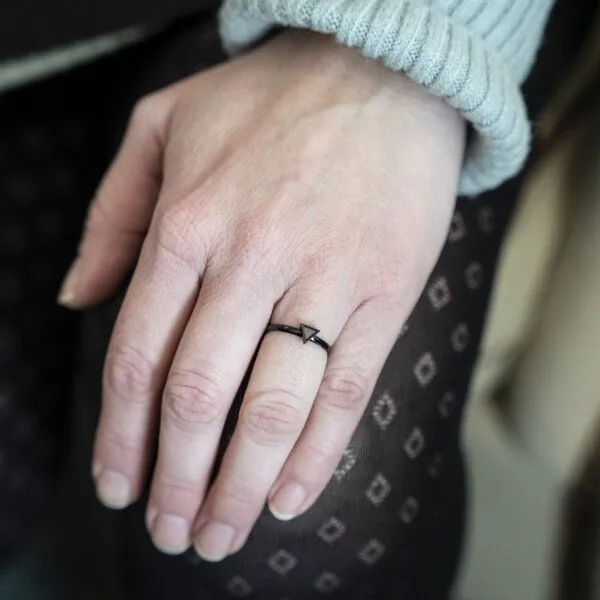 BeWooden BeWooden Ring mit Holzdetails - Motiv Dreieck, Apis nox, – Produktbild 2 von 4