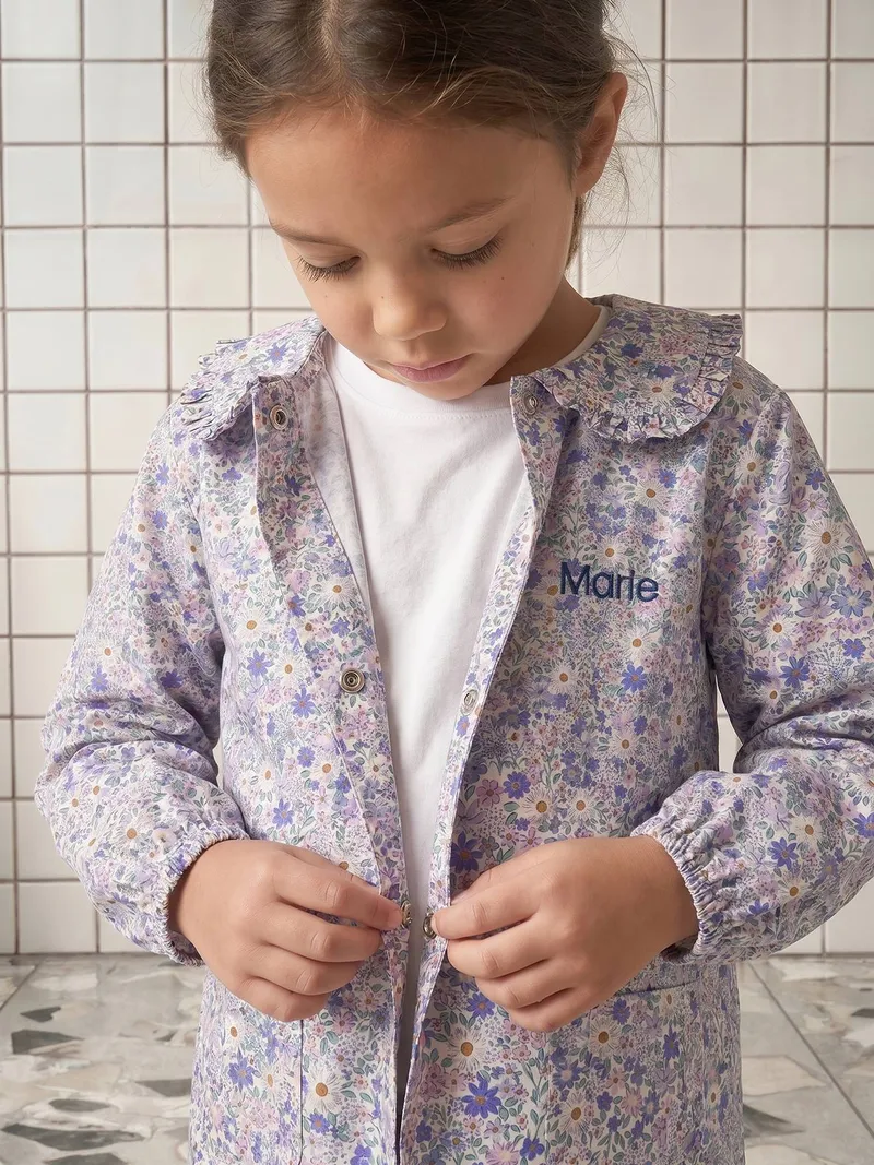 Vertbaudet Vertbaudet Mädchen Malkittel mit Bubikragen FLOWERMIX personalisierbar pulver lila, Pulver lila, – Produktbild 2 von 4