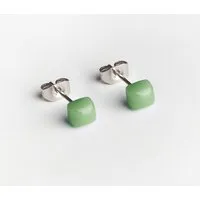 ALEXASCHA ALEXASCHA Winzige Ohrstecker aus recyceltem Glas | 4mm, Lindgrün, – Produktbild 1 von 1