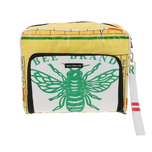 MoreThanHip MoreThanHip XL Kulturtasche (6,5 Liter) aus recycelten Fischfutterbeuteln - Lexi, Weiß/grün - biene, – Produktbild 1 von 4