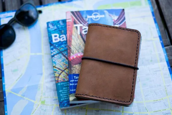 hecho. hecho. Reisepasshülle Impfpasshülle aus Pull-Up Leder – Produktbild 3 von 3