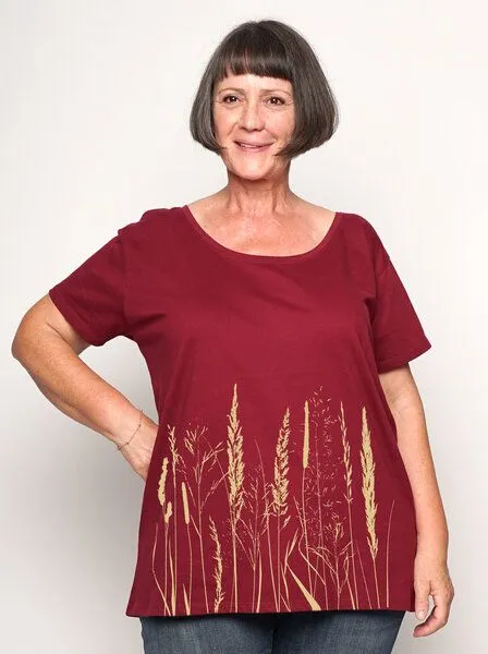 Peaces.bio - handbedruckte Biomode Peaces.bio - handbedruckte Biomode Bio-Damen-Loosefit-T-Shirt Gräservielfalt, Bordeaux, – Produktbild 1 von 3