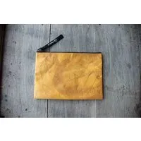 BY COPALA BY COPALA Nachhaltige 15–16 Zoll Laptoptasche aus Teak-Blattleder | Gefütterte vegane Laptop Hülle / Laptop Sleeve, handgemacht & wasserabweisend – Unikat Schutzhülle für MacBook Pro/Air, Lenovo & HP in gelb – Produktbild 1 von 1