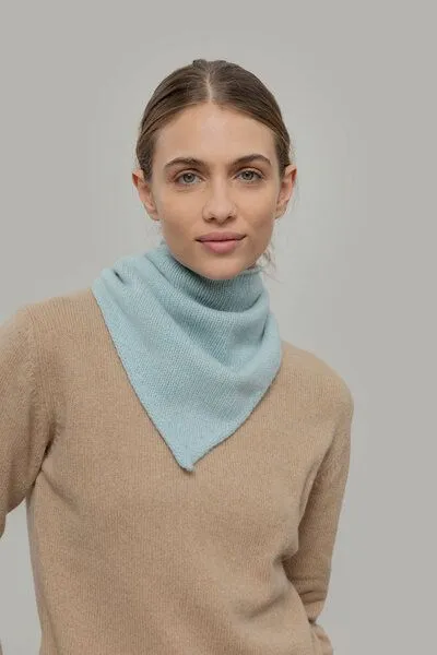 Rifò - Circular Fashion Made in Italy Rifò - Circular Fashion Made in Italy gestricktes Bandana/ Dreieckstuch Masha aus Recycelter Kaschmirwolle, Hellblau, – Produktbild 1 von 2