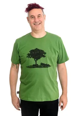 Hirschkind Hirschkind Fair-Trade-Männershirt "Baum am Oderbruch" - Made in Kenia - grasgrün – Produktbild 1 von 1