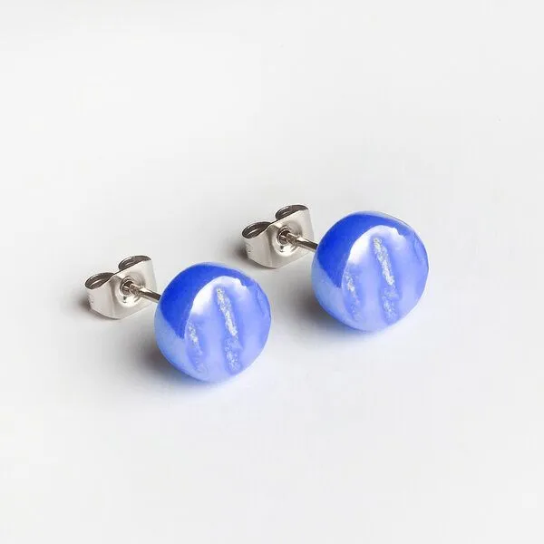 ALEXASCHA ALEXASCHA Kleine Glas Ohrstecker Rund, Saphirblau, – Produktbild 1 von 3