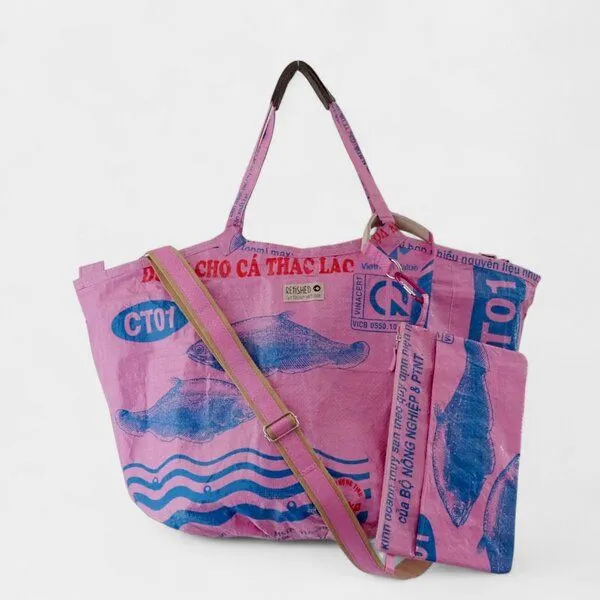 REFISHED fair fashion REFISHED fair fashion Tasche 'SOULMATE ZIP' Limitierte Edition! - upcycelte Fischfuttersäcke, #fish rosa-blau - cool-flowers, – Produktbild 1 von 4