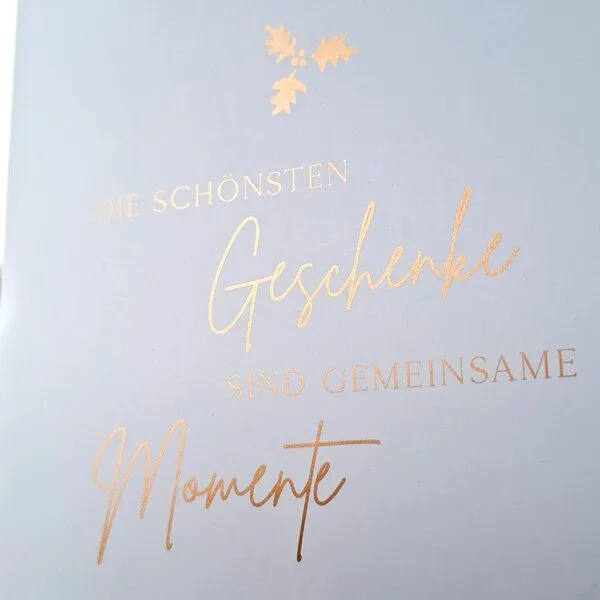 Bow & Hummingbird Bow & Hummingbird Edle Weihnachtskarte mit Spruch „Die schönsten Geschenke sind gemeinsame Momente“ – Produktbild 2 von 3