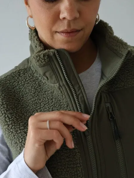 Kultgut Kultgut New Recycling Generation - Kuschelige Sherpa Fleeceweste / With Love, Naturgrün, – Produktbild 6 von 7
