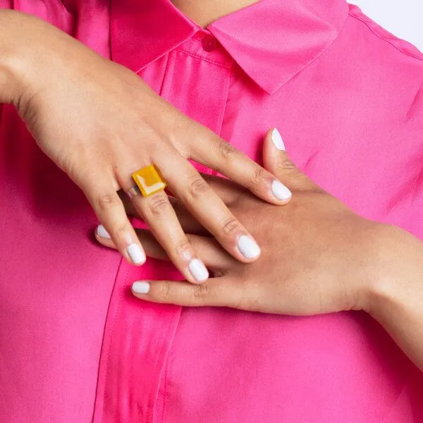 ALEXASCHA ALEXASCHA Minimalistischer Ring aus Glas, klein | PUREFORM, Sonnengelb, – Produktbild 2 von 4