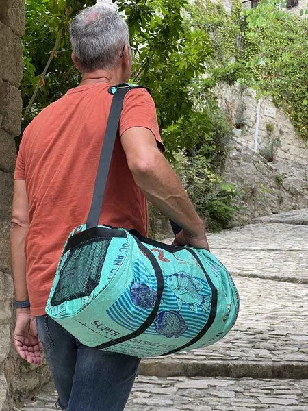 MoreThanHip MoreThanHip Wochenend- oder Sporttasche 40L aus recycelten Zement-oder Tierfuttersäcken - Jumbo, Grün - fisch, – Produktbild 1 von 4