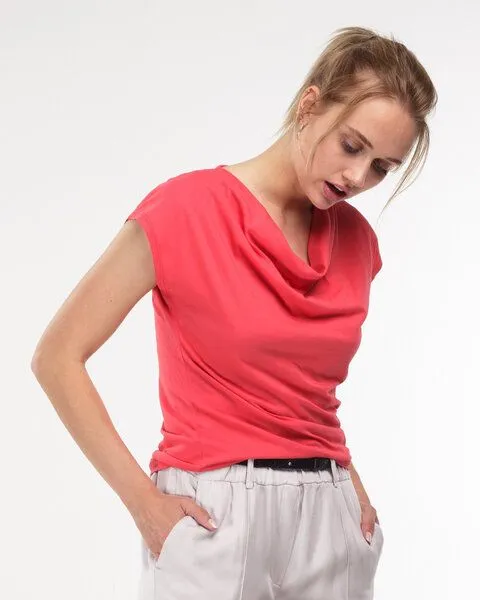 Alma & Lovis Alma & Lovis Shirt mit Wasserfall-Ausschnitt, aus Bio-Baumwolle | Short Cascade, Red (hellrot), – Produktbild 3 von 4