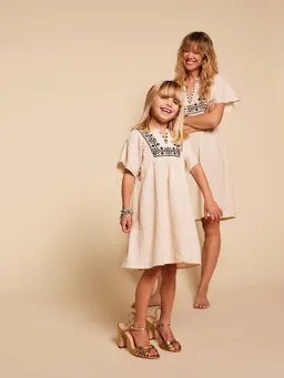Envie De Fraise Mädchen Musselin-Kleid Boho-Stickerei Mama-Tochter-Capsule ENVIE DE FRAISE sandfarben – Produktbild 1 von 1