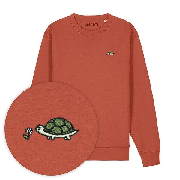 LIGARTI Bestickter Pullover – Lars die Schildkröte – LIGARTI Tiermanufaktur, Terracotta, – Produktbild 1 von 3