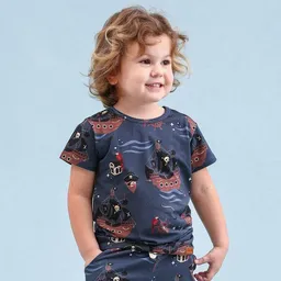 Walkiddy Kinder T-Shirt Bio-Baumwolle „Pirate Ships“ blau, Kurzarmshirt mit maritimem Print von Walkiddy für Kleinkinder, weich, atmungsaktiv & nachhaltig gefertigt – Produktbild 1 von 1