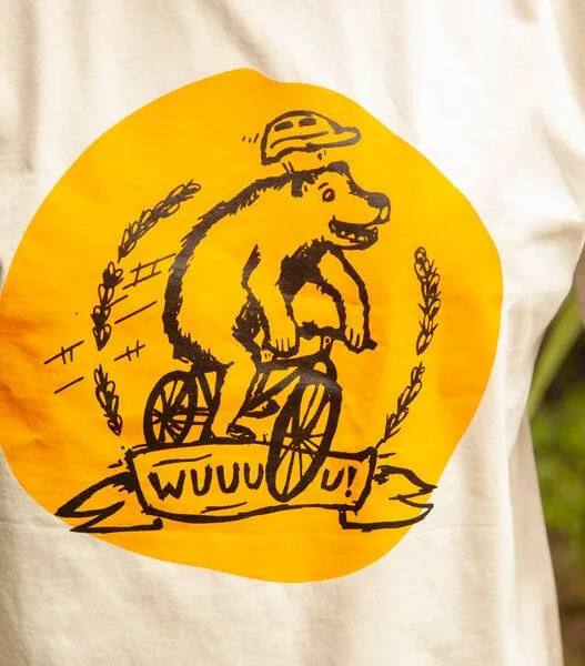 päfjes päfjes Wuuuu der Bär fährt Rad / Fahrrad - Fair Wear Männer Unisex Bio T-Shirt Siebdruck - 2c, Natur, – Produktbild 4 von 4