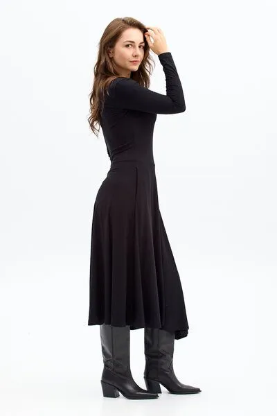 KOKOworld Kleid Lia – Maxikleid mit ausgestelltem Rock – Lange Ärmel – V-Ausschnitt – Versteckte Taschen – 100% in der EU fair produziert – KOKOworld, Black (schwarz), – Produktbild 4 von 4