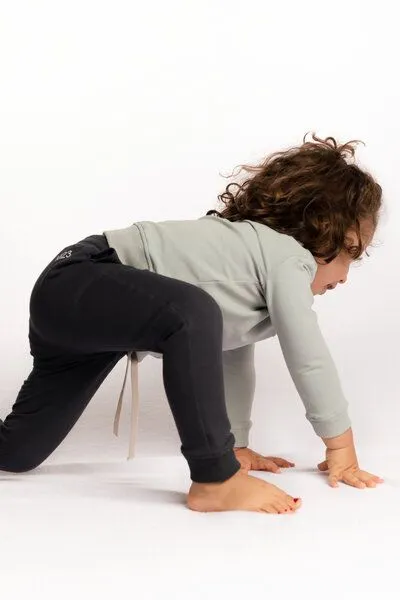 M23 M23 Kinder Jogginghose aus Biobaumwolle, Modell "Luke", Anthrazit, – Produktbild 3 von 5