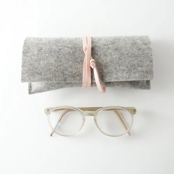 matilda k. manufaktur matilda k. manufaktur Brillenetui aus Wollfilz hellgrau mit Lederband 'auguste', Hellgrau, – Produktbild 2 von 8